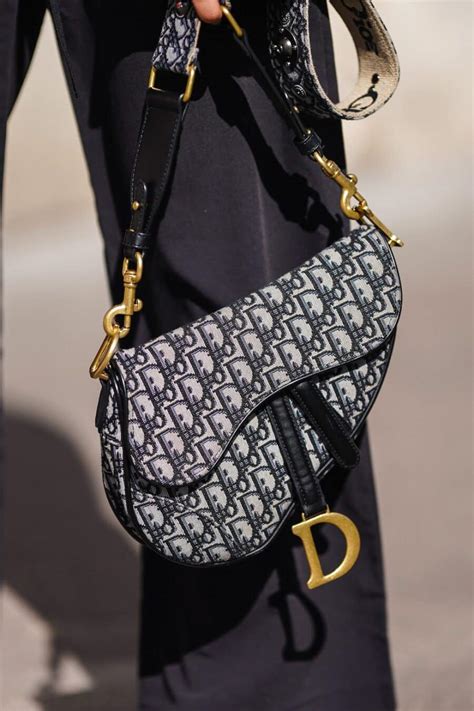 Saddle bag Dior: tutto sull'iconica borsa della Maison Dior